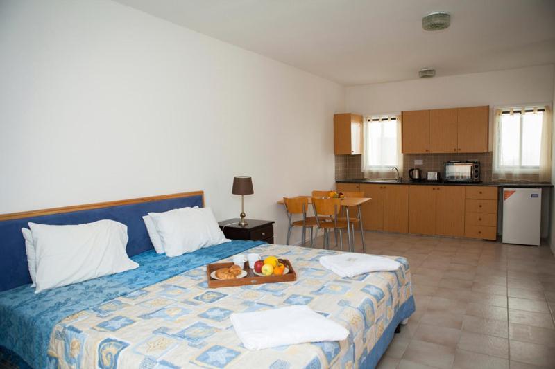 Alecos Hotel Apartments Paphos Rum bild