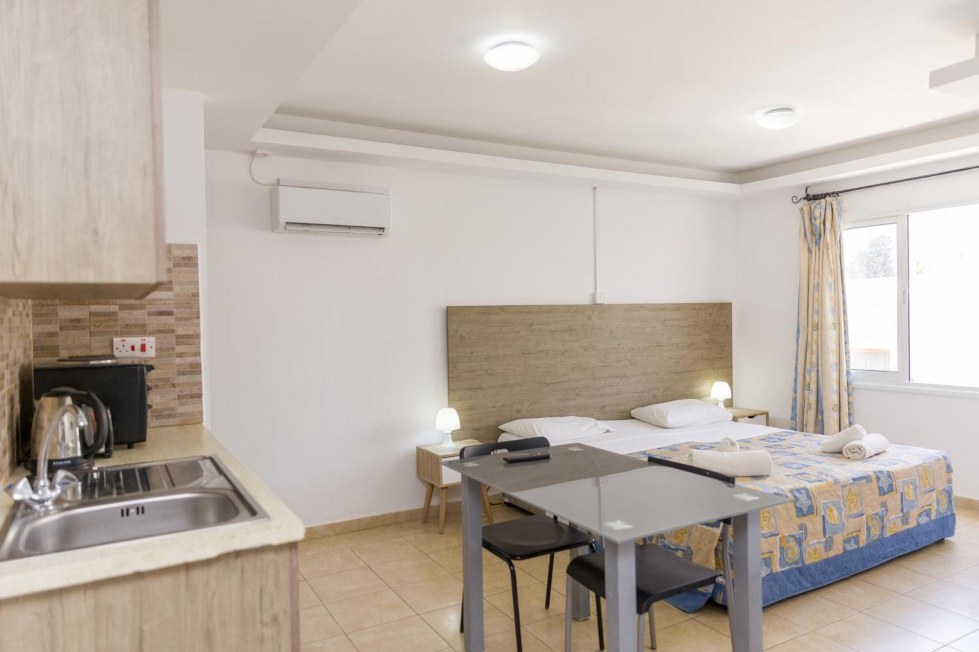 Alecos Hotel Apartments Paphos Exteriör bild